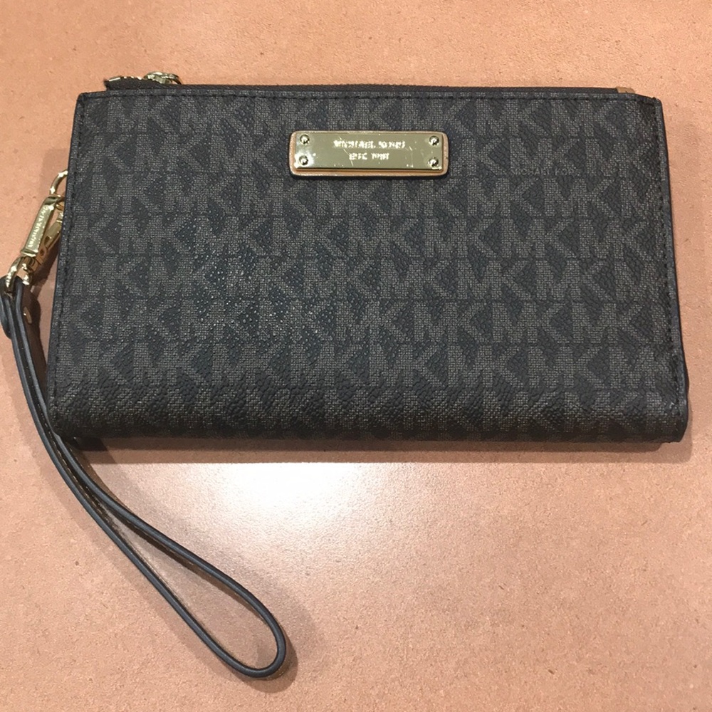 Michael kors wristlet